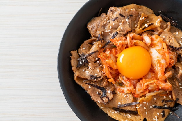 キムチと韓国の漬物卵が入った豚プルコギ丼-韓国料理スタイル