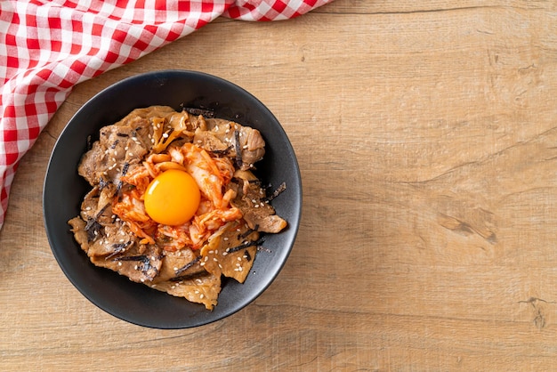 キムチと韓国の漬物の卵が入った豚肉プルコギ丼