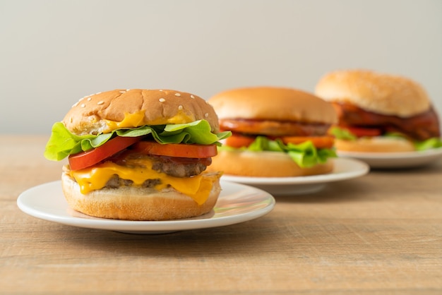 Hamburger di maiale con formaggio su piatto bianco