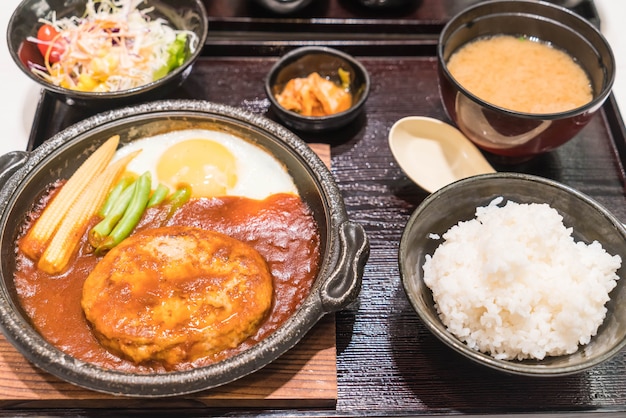 ホットプレートに揚げた卵と豚肉のハンバーガー