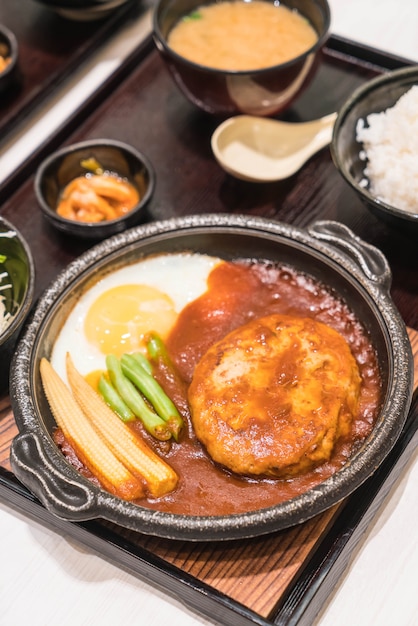 ホットプレートに揚げた卵と豚肉のハンバーガー