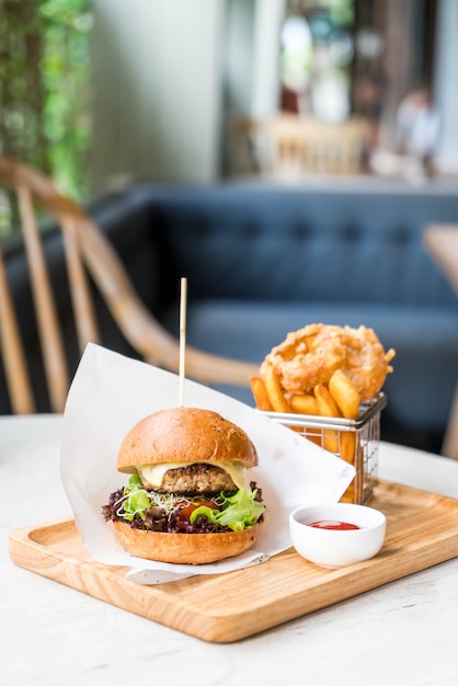 Hamburger di maiale con anelli di cipolla e patate fritte