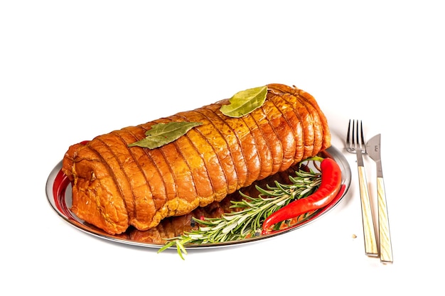 Свиная курица, копченое мясо, грудка или индейка, подающая еду, копируют пространство для текста, органическое питание, здоровое питание