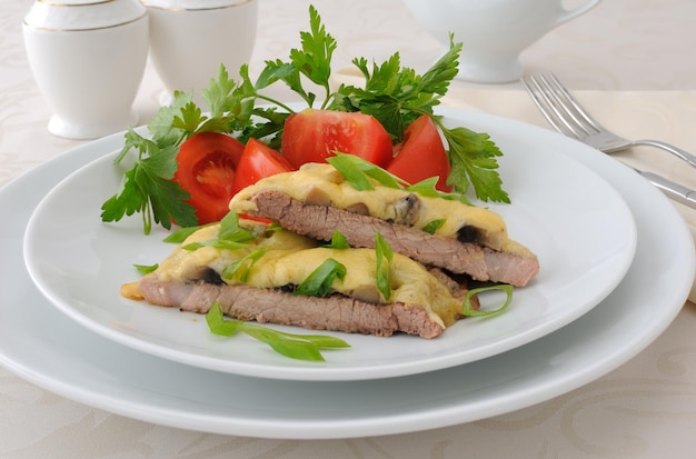 Braciola di maiale con funghi e formaggio