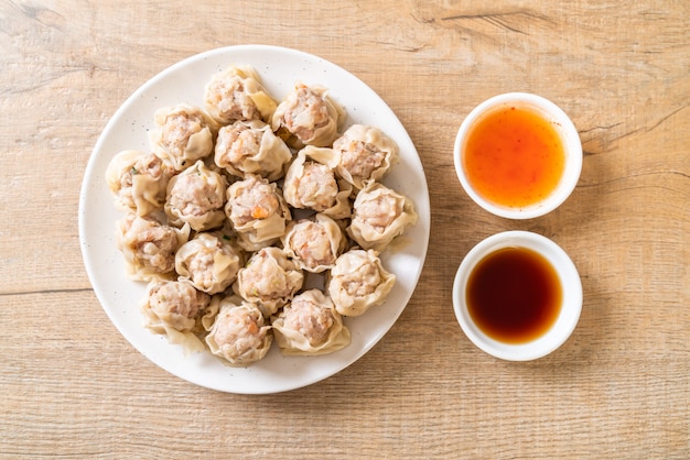 Pork dumplings with sauce