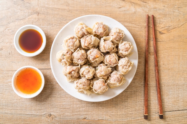 Pork dumplings with sauce