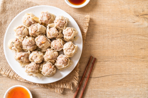 Pork dumplings with sauce