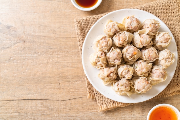 Pork dumplings with sauce