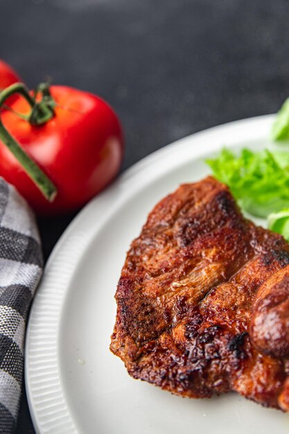 豚肉の揚げ肉、健康的な食事、テーブルの上のスナック、コピースペース、食品の背景、素朴な上面図