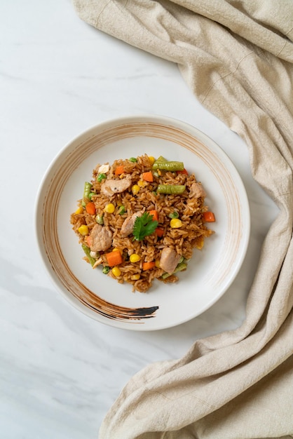 Photo pork fried rice on white plate