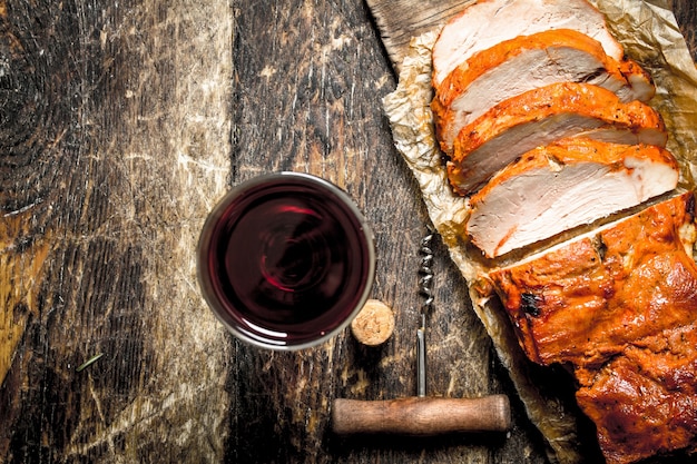 Фото Гриль из свинины с красным вином. на деревянном фоне.