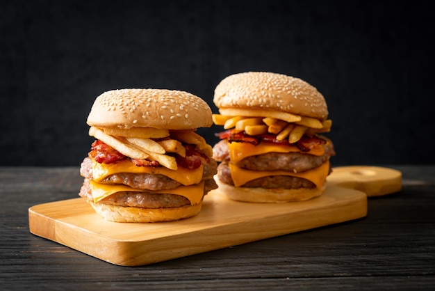 Hamburger di maiale o hamburger di maiale con formaggio, pancetta e patatine fritte