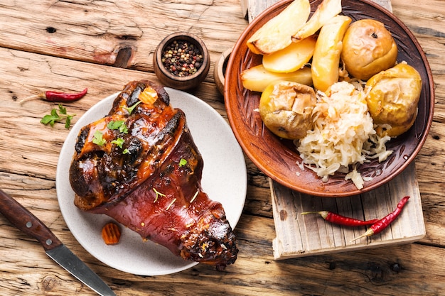 Photo pork knuckle with fried sauerkraut