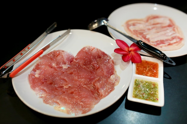 뜨거운 팬에 돼지고기 또는 해산물과 야채를 곁들인 태국식 무카타 한국식 바베큐