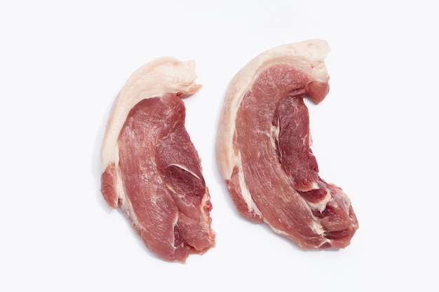 Carne di maiale su sfondo bianco.