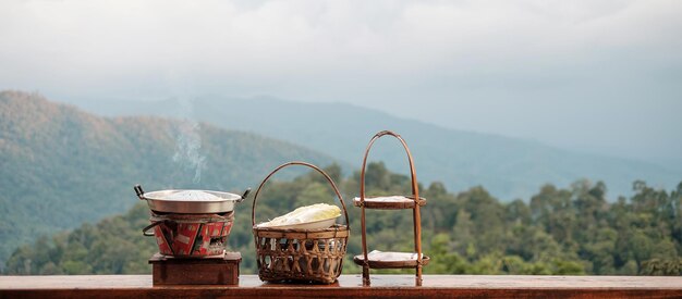 Maiale o carne con verdure e zuppa sulla padella calda sullo sfondo della vista sulle montagne, lo stile tradizionale barbecue tailandese è famoso in thailandia