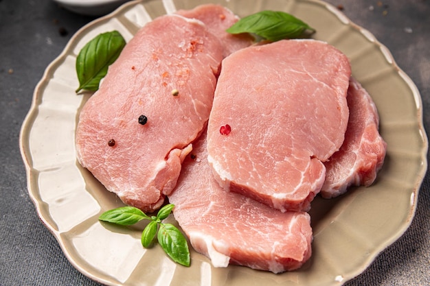 豚肉 生肉 カット ステーキ スライス 新鮮なスナック 食事 食べ物 軽食 テーブルの上 コピースペース 食べ物の背景