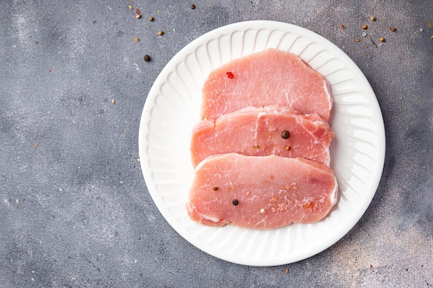 Carne di maiale tagli di carne cruda fette di bistecca spuntino fresco pasto spuntino sul tavolo copia spazio cibo sfondo