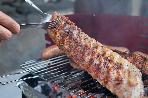 炭火で焼いた豚カルビ。食品の概念。スペースをコピーします。