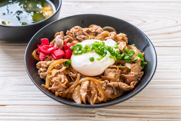 Foto ciotola di riso di maiale con uovo (donburi) - cibo giapponese