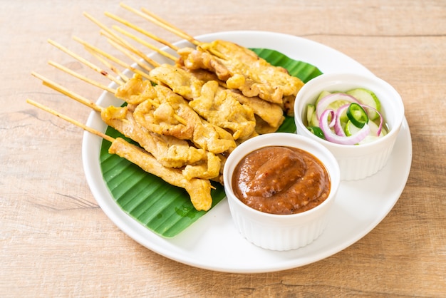 Pork satay-땅콩 소스 또는 새콤 달콤한 소스를 곁들인 구운 돼지 고기