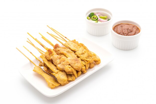 Pork satay-땅콩 소스 또는 새콤 달콤한 소스를 곁들인 구운 돼지 고기