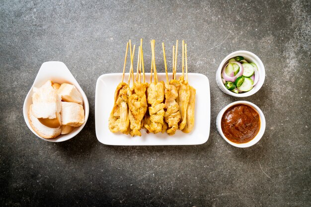 Pork satay-땅콩 소스 또는 새콤 달콤한 소스와 함께 구운 돼지 고기