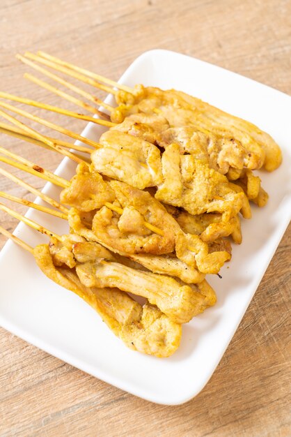 Pork satay-땅콩 소스 또는 새콤 달콤한 소스와 함께 구운 돼지 고기