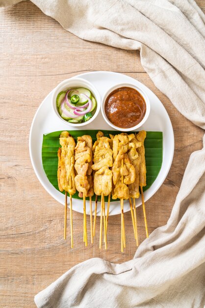 Pork satay-땅콩 소스 또는 새콤 달콤한 소스와 함께 구운 돼지 고기