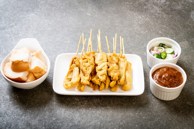 Pork satay-땅콩 소스 또는 새콤 달콤한 소스와 함께 구운 돼지 고기