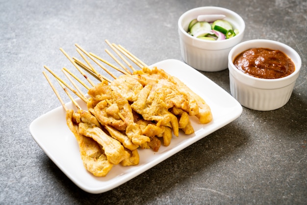 Pork satay-땅콩 소스 또는 새콤 달콤한 소스와 함께 구운 돼지 고기