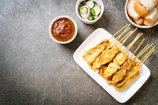 Pork satay-땅콩 소스 또는 새콤 달콤한 소스와 함께 구운 돼지 고기