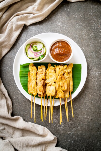 Pork satay-땅콩 소스 또는 새콤 달콤한 소스와 함께 구운 돼지 고기