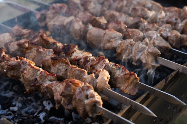 Pork shish kebab wordt gekookt op de grill