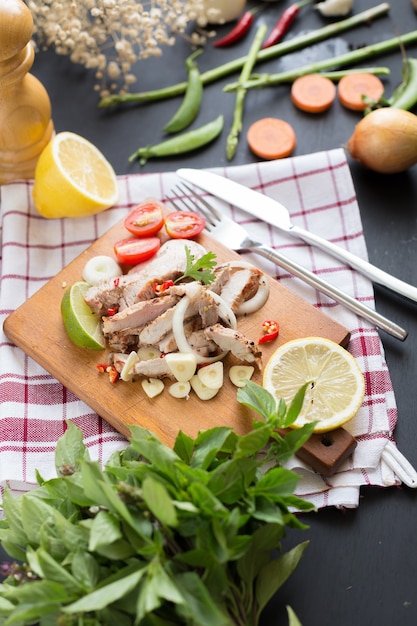 Carne di maiale affettata con salsa piccante al limone con aglio e peperoncino