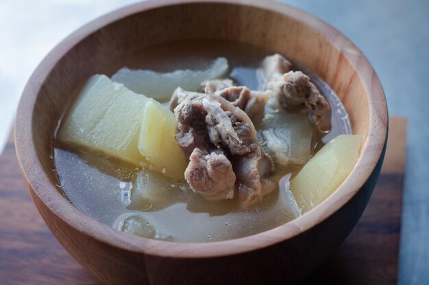 Foto zuppa di maiale in tazze di legno