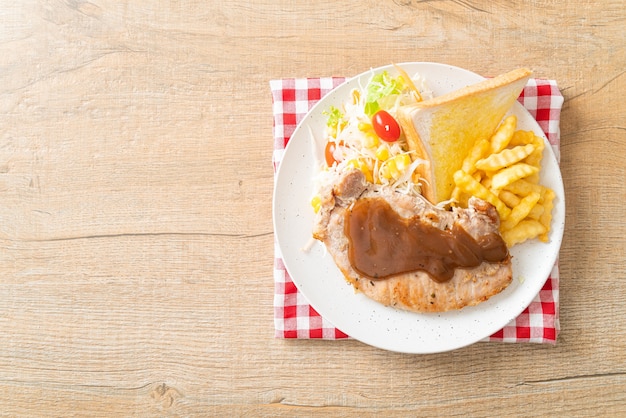 Bistecca di maiale con salsa di peperoni neri e mini insalata