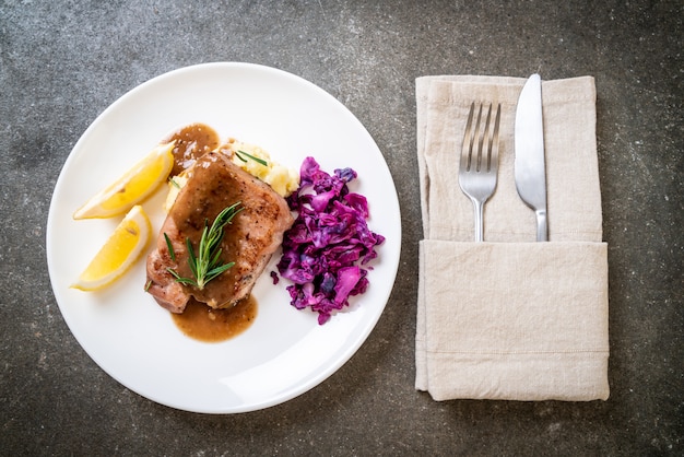 Bistecca di maiale con cavolo rosso e purè di patate