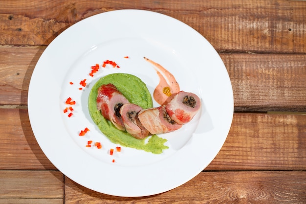 Foto filetto di maiale con purea di broccoli.