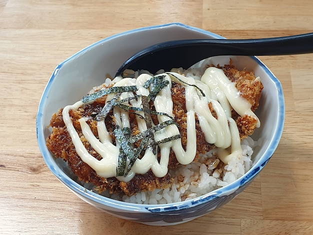 丼丼日本食の豚カツ