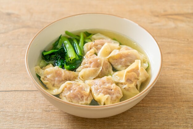 돼지 고기 완탕 수프 또는 야채와 함께 돼지 고기 만두 수프-아시아 음식 스타일