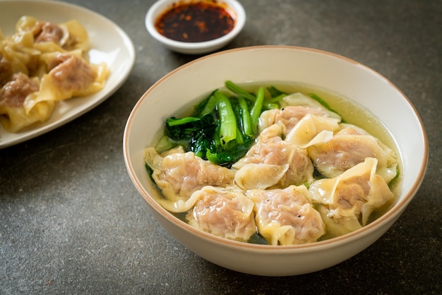 ポークワンタンスープまたはポーク餃子スープと野菜-アジア料理スタイル