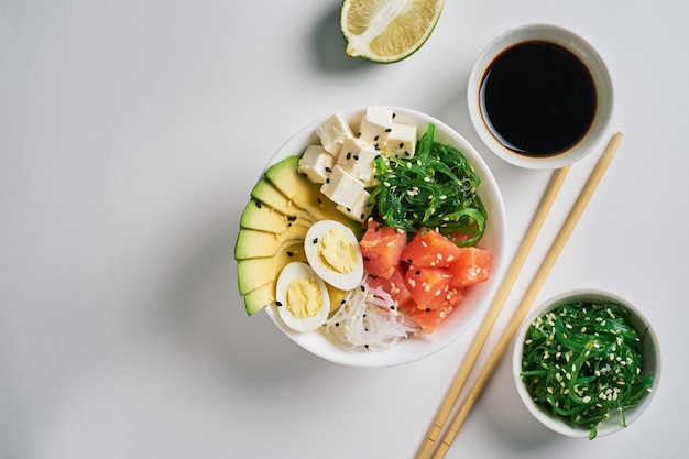 Porkom met zalm, avocado-rijst, chuka-salade en sojasaus