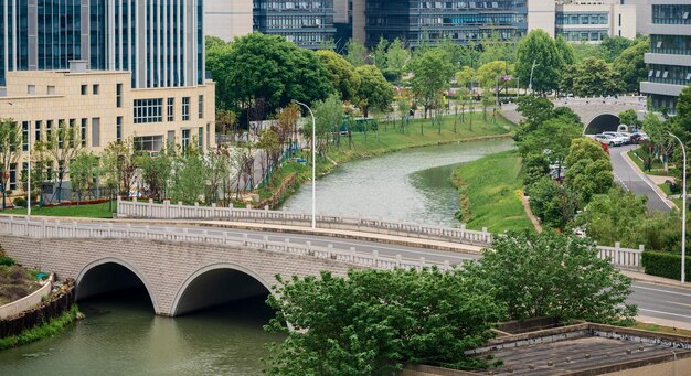 Photo a porous stone bridge over a small river in the city