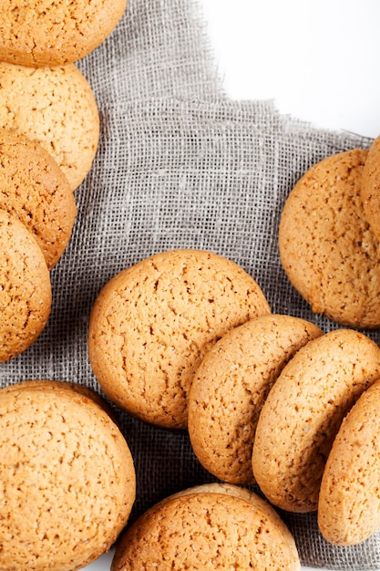 本物の丸いクッキーの多孔質構造、小麦とオーツ麦粉から作られた丸いクッキー、本物の丸いクッキーの多孔質構造、甘く乾燥したカリカリのクッキーではありません