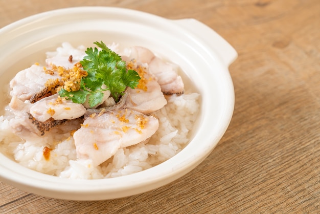 Porridge o zuppa di riso bollito con ciotola di pesce