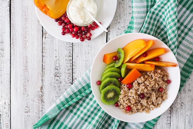 Porridge con frutta fresca e mirtilli rossi. colazione salutare. nutrizione appropriata. menu dietetico. vista dall'alto