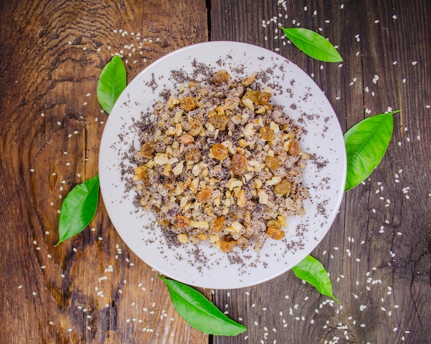 Foto porridge con noci e uvetta papavero vista dall'alto cibo