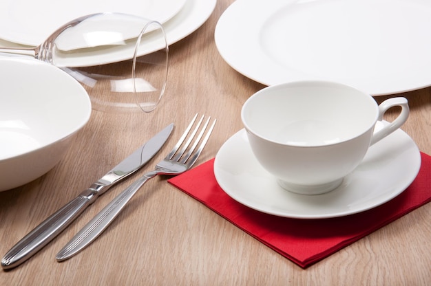 Foto porseleinen bord op een eettafel