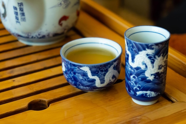 Porseleinen glazen met groene thee bij Chinese theeceremonie
